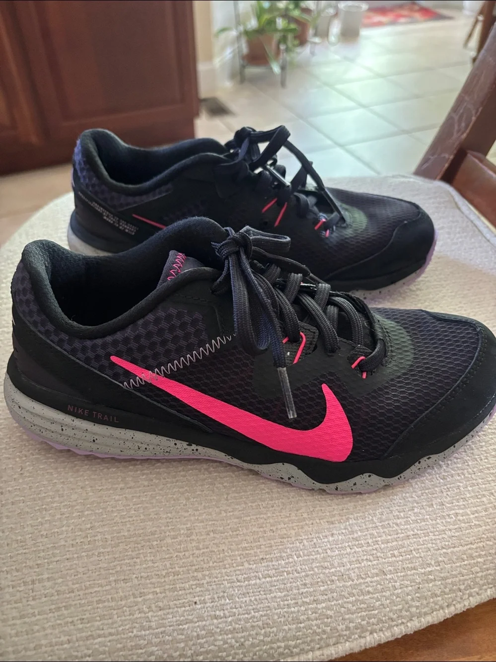 Nike Women Black and Hot Pink Athletic Running Shoes - Picture 3 of 7